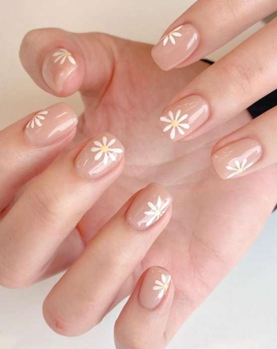 Ongles courts avec des fleurs