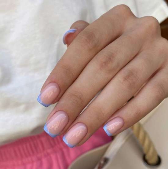 Manucure d'été pour ongles courts