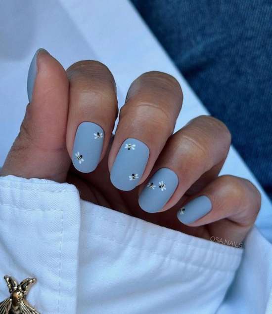 Manucure d'été pour ongles courts