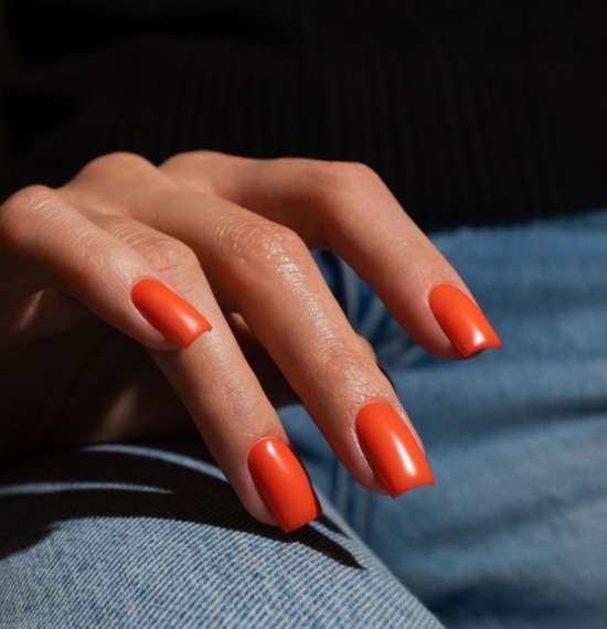 Manucure d'été pour ongles courts