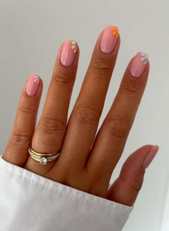 Manucure été 2023 pour ongles courts: design, photo