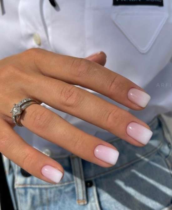 Concevoir des ongles courts d'été