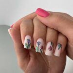 Manucure d'été pour la conception d'ongles courts