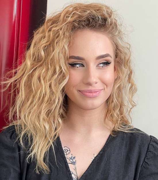 Coupe de cheveux long bob bouclé