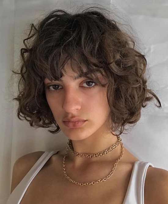 Coupe de cheveux bouclés au carré