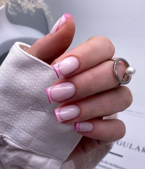 Lignes colorées sur le bout des ongles