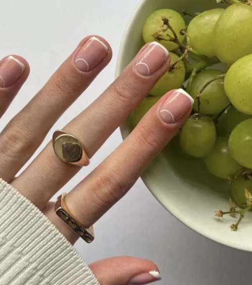 Manucure lunaire blanche