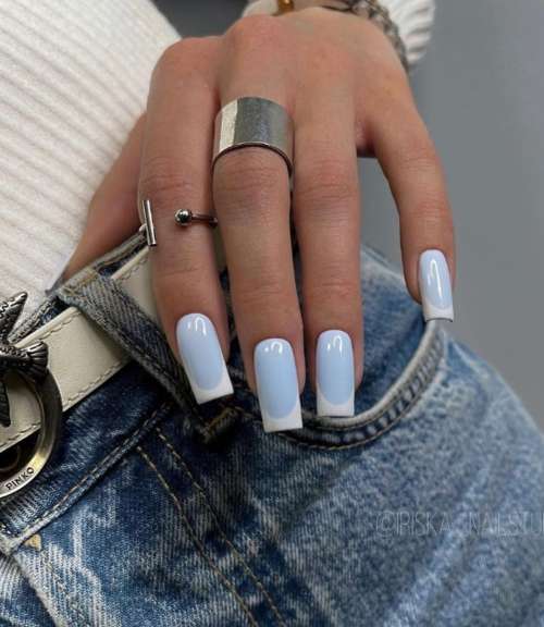 Veste blanche sur fond bleu