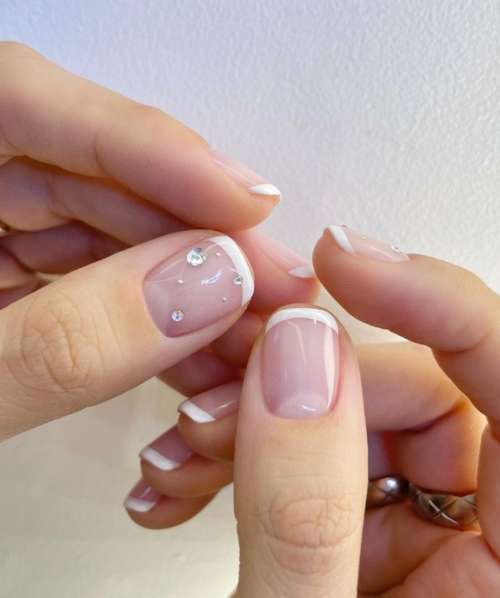 French manucure avec perles et galets