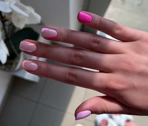 Avec des pointes roses