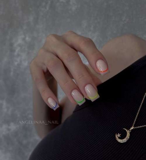 French manucure multicolore avec lignes