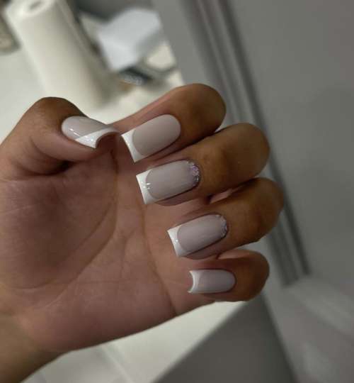 Veste blanche sur base beige