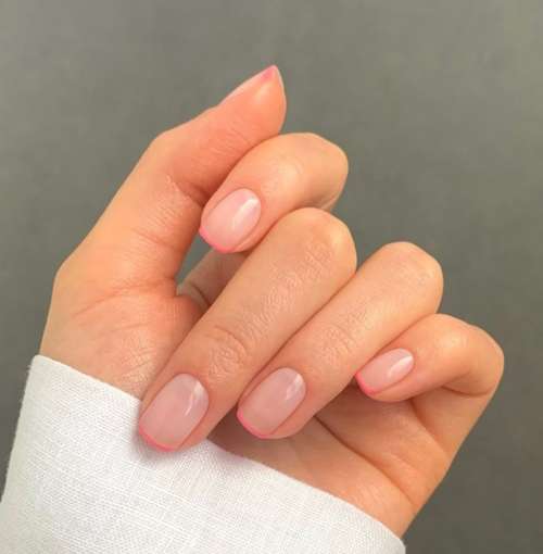 Couleur des ongles délicate