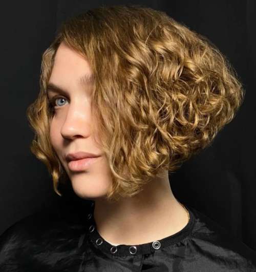 Bob triangulaire bouclé