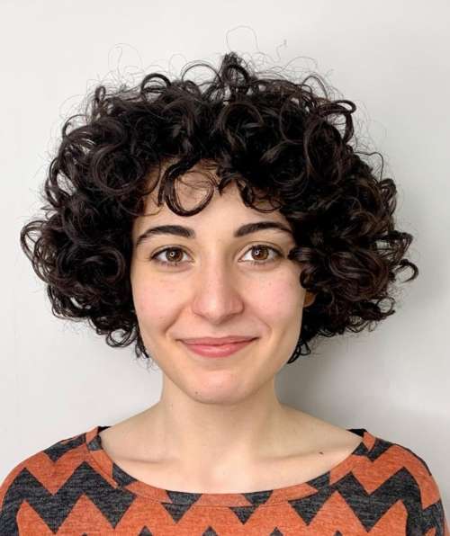 Coupe courte au carré pour cheveux bouclés