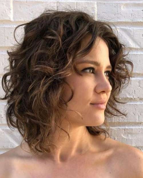 Coupe de cheveux bouclés Shag court