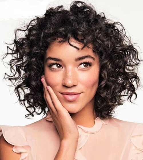 Coupe de cheveux bouclés avec une frange tendance