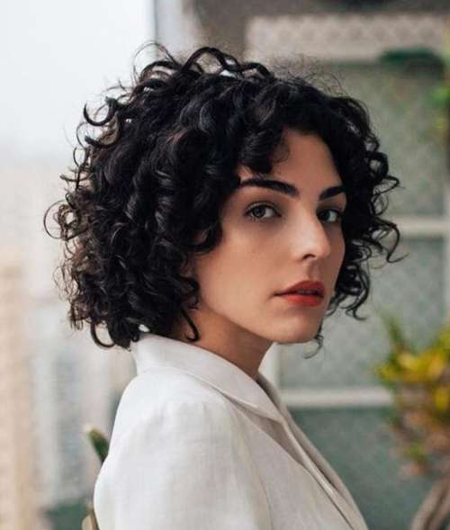 Bob bouclé avec une frange