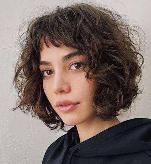 Coupe de cheveux bouclés avec une frange