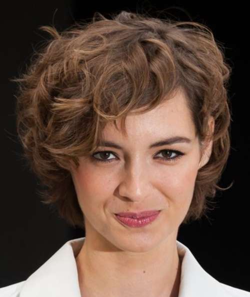 Coupe de cheveux bouclés avec une frange