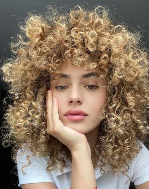 Coupes de cheveux avec une frange pour les cheveux bouclés